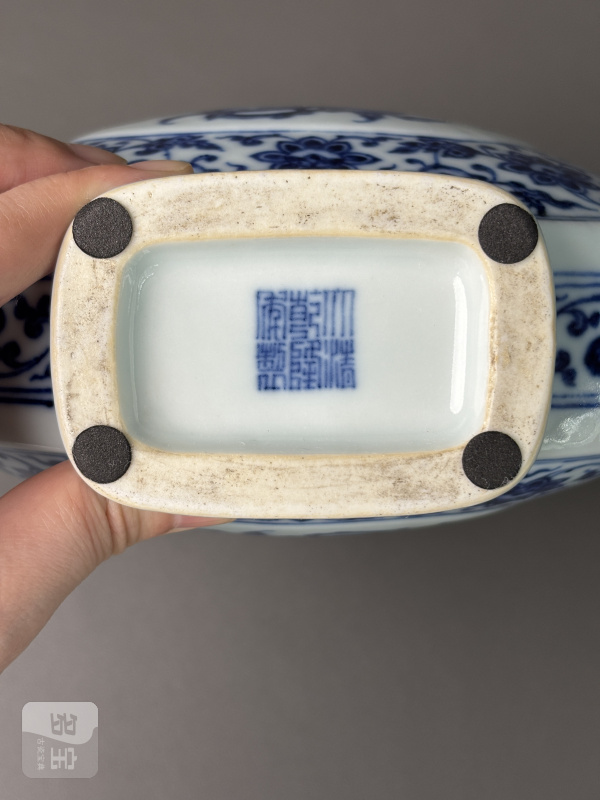 清乾隆 青花缠枝莲开光福寿纹绶带耳抱月瓶 - 图20